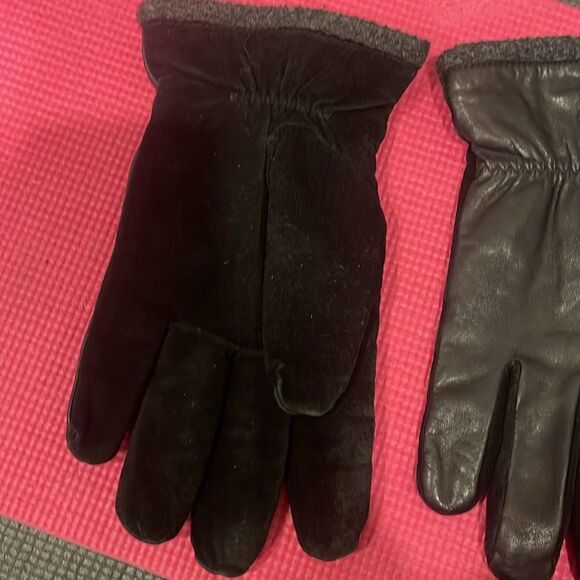 Super soft Men’s insulated leather and suede gloves.  Great condition. M/L - Picture 2 of 3